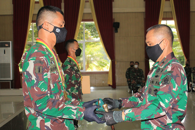 Pemberian Penghargaan dan Ijazah kepada siswa Diklapa I Kecabangan Infanteri TA. 2021 oleh Danpusdikif
