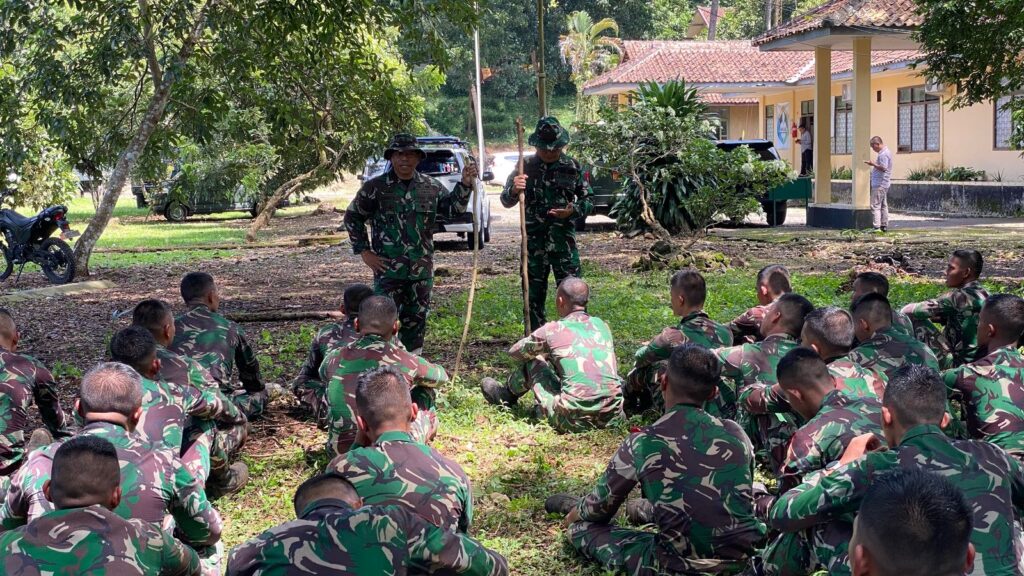 Danpusdikif mendampingi Gubernur Akmil dalam Latihan Yudha Wastu Pramuka Ketahanan Mars Siswa Dikcabpaif Taruna Akmil Tk IV TA 2024