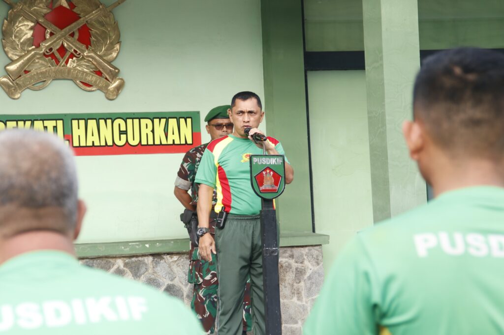 Danpusdikif Pimpin Apel Pagi dan Bagikan Bingkisan Lebaran kepada Anggota Pusdikif