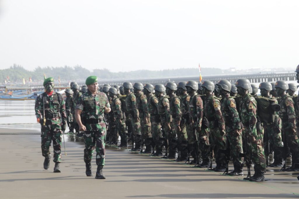Danpussenif Pimpin Tradisi Pembaretan Siswa Prodi Dikcabpaif Taruna Akmil Tingkat IV TA 2024 di Teluk Penyu, Cilacap