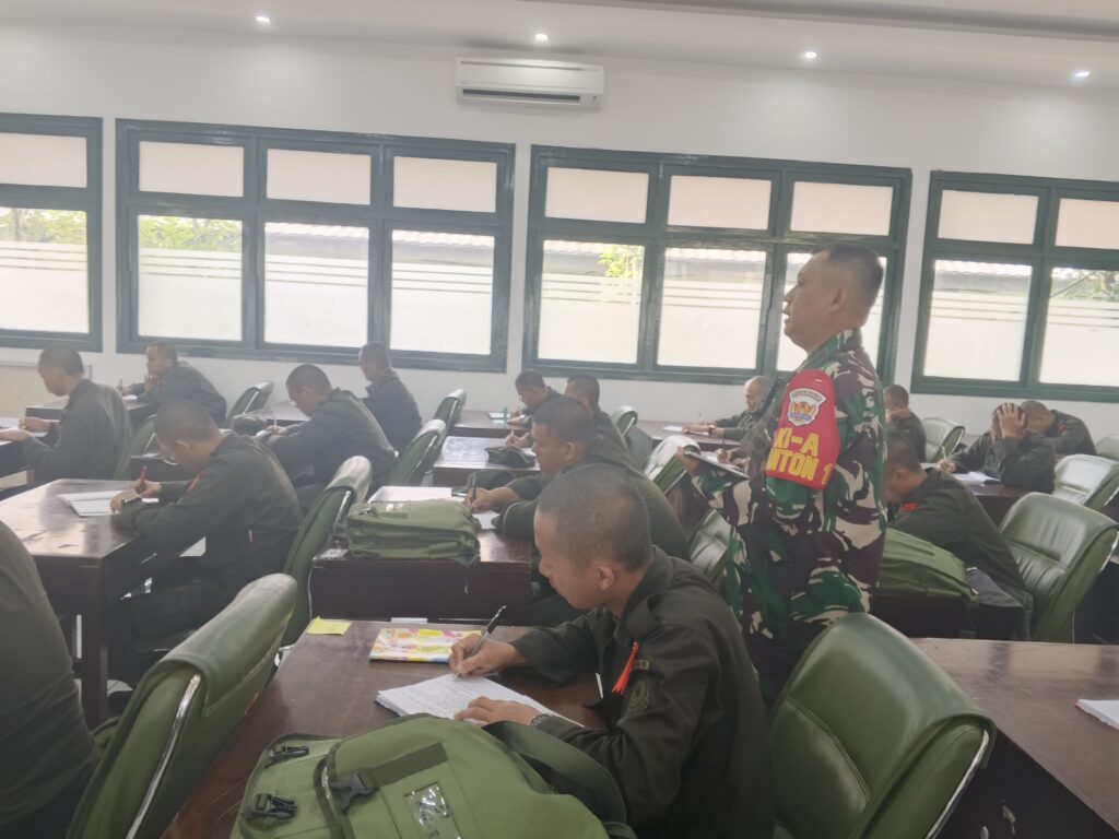 Gumil Pusdikif Berikan Materi Tata Upacara Militer kepada Peserta Diklatsarmil SPPI Batch 3 TA 2025