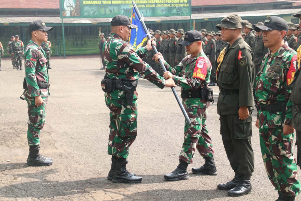Penguatan Disiplin dan Kompetensi Melalui Evaluasi Berkala Satdik V-B Pusdikif Anugerahkan Bendera Biru dan Hitam kepada Kompi Siswa SPPI Batch 3 TA 2025