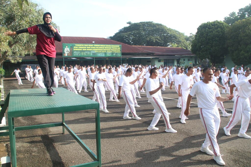 Siswa SPPI Batch 3 TA 2025 Satdik V-B Pusdikif Laksanakan Senam Komando di Lapangan Apel Pusdikif